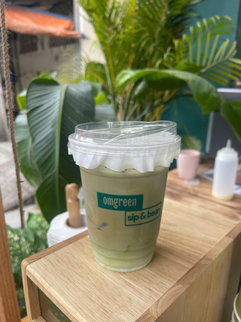 Matcha Cà Phê hữu cơ – Sự hòa quyện tinh tế giữa vị đắng nhẹ của cà phê và hương thanh mát của matcha, giúp tỉnh táo bền vững và tràn đầy năng lượng