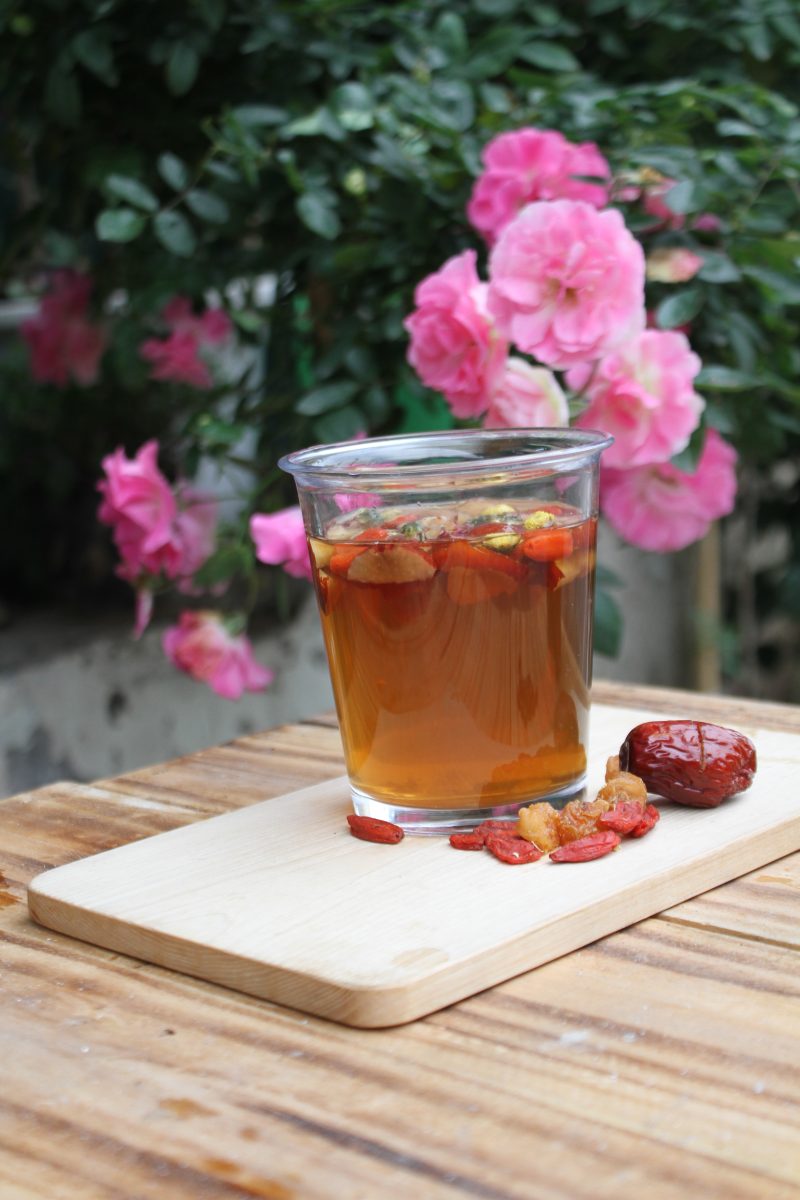 Trà táo đỏ, kỷ tử, gừng, hoa cúc hữu cơ – Dưỡng nhan, trục hàn, thanh lọc cơ thể, mang đến sự thư thái và vẻ đẹp rạng rỡ từ bên trong